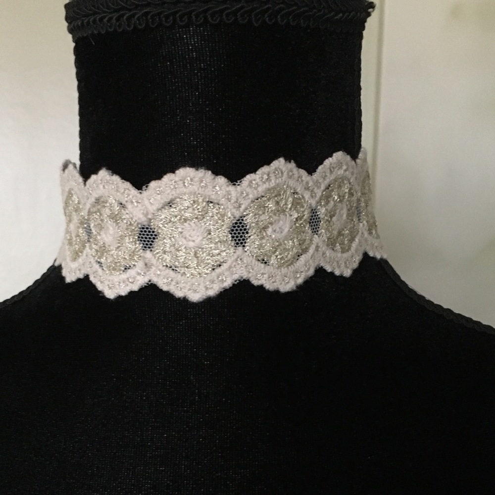 Adjustable Lace Choker Versona